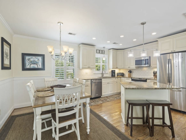 Classic Isle of Palms Bungalow 2 blocks to the beach with private pool